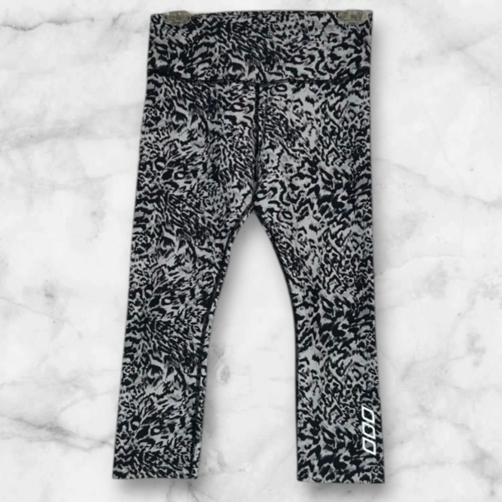 Lorna Jane 3/4 Leggings‎  Black/Grey Animal Print with Back Zipper Pocket